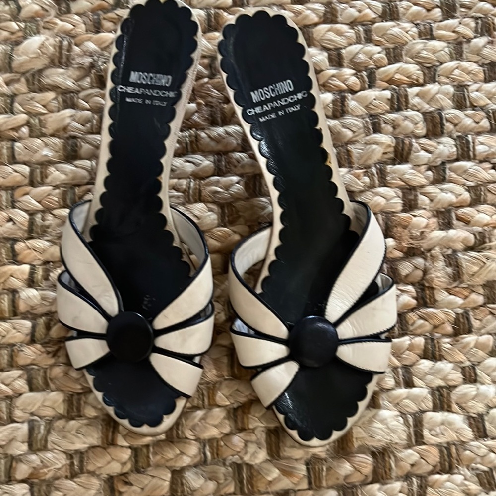 Moschino Ivory and black leather daisy kitten heel sandal